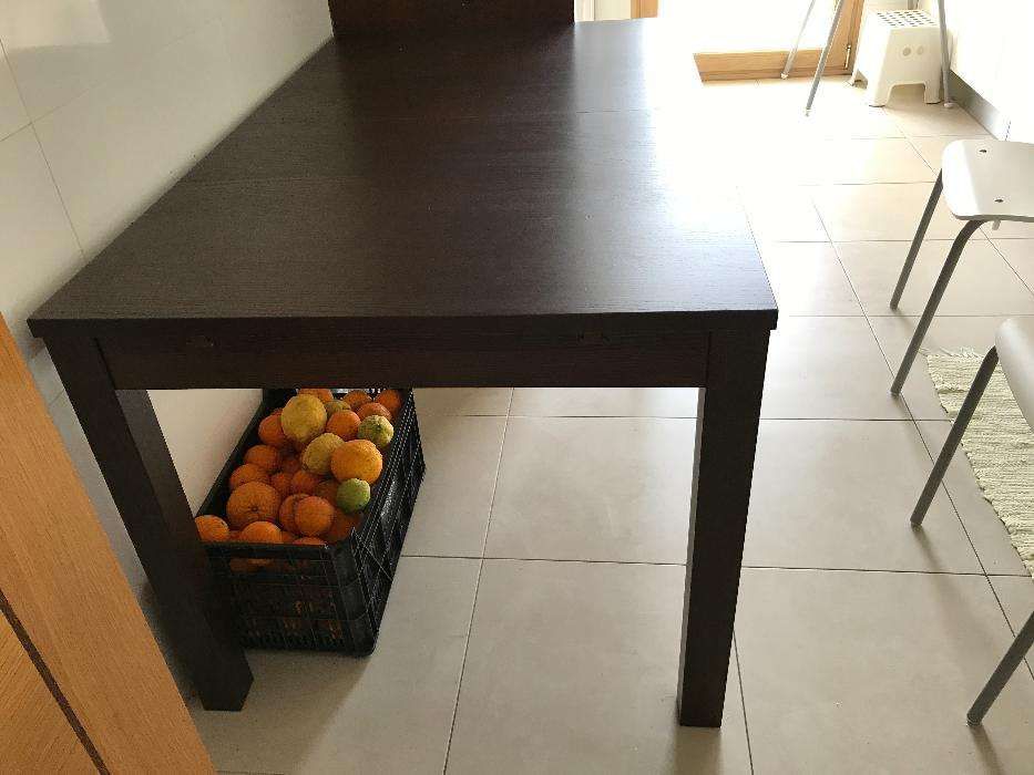Mesa do IKEA com danos na zona superior (lascada)