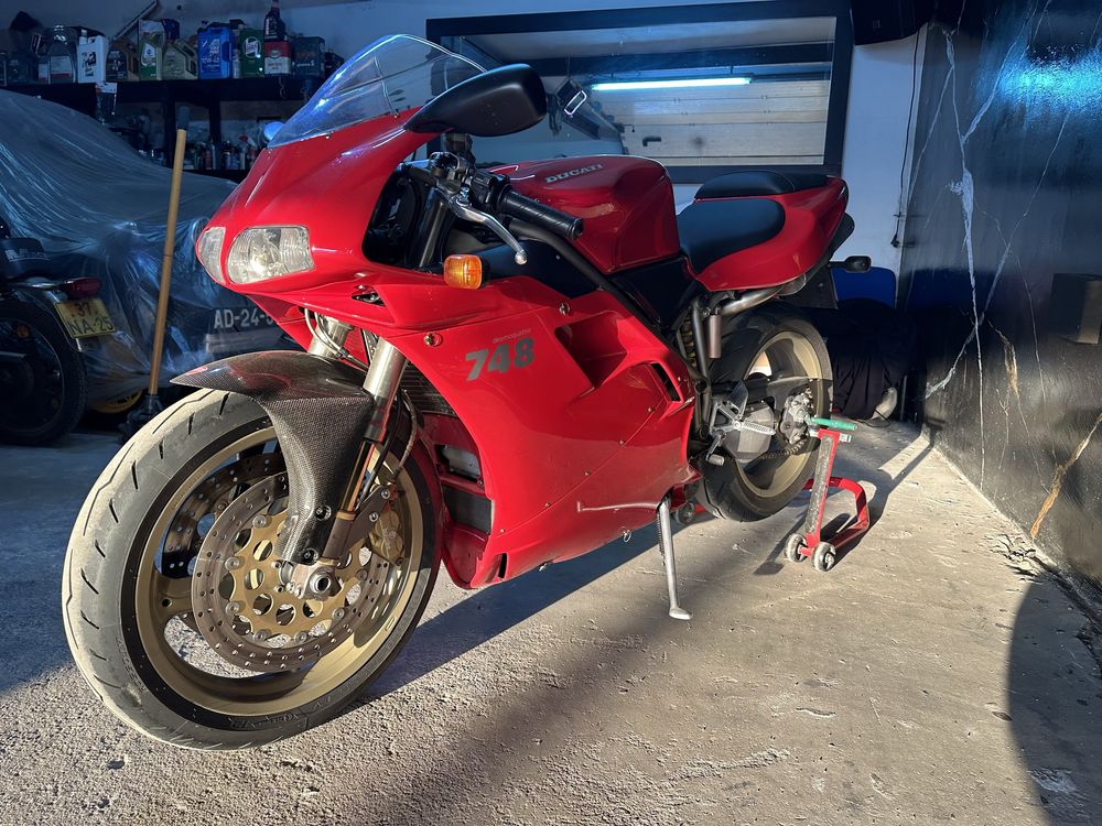 Ducati 748 em bom estado