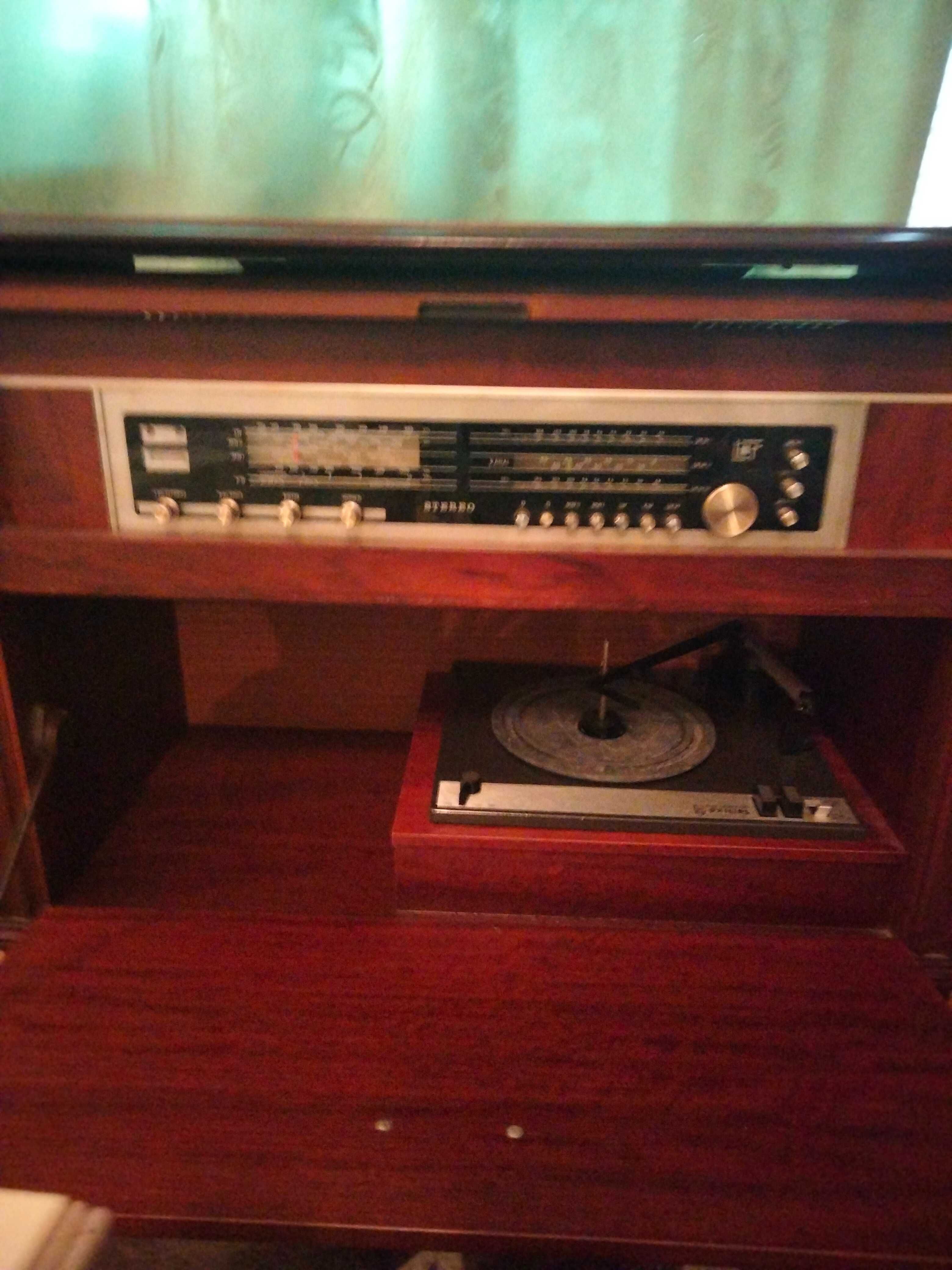 Unikatowa  drewniana szafa grająca - radio z gramofonem.