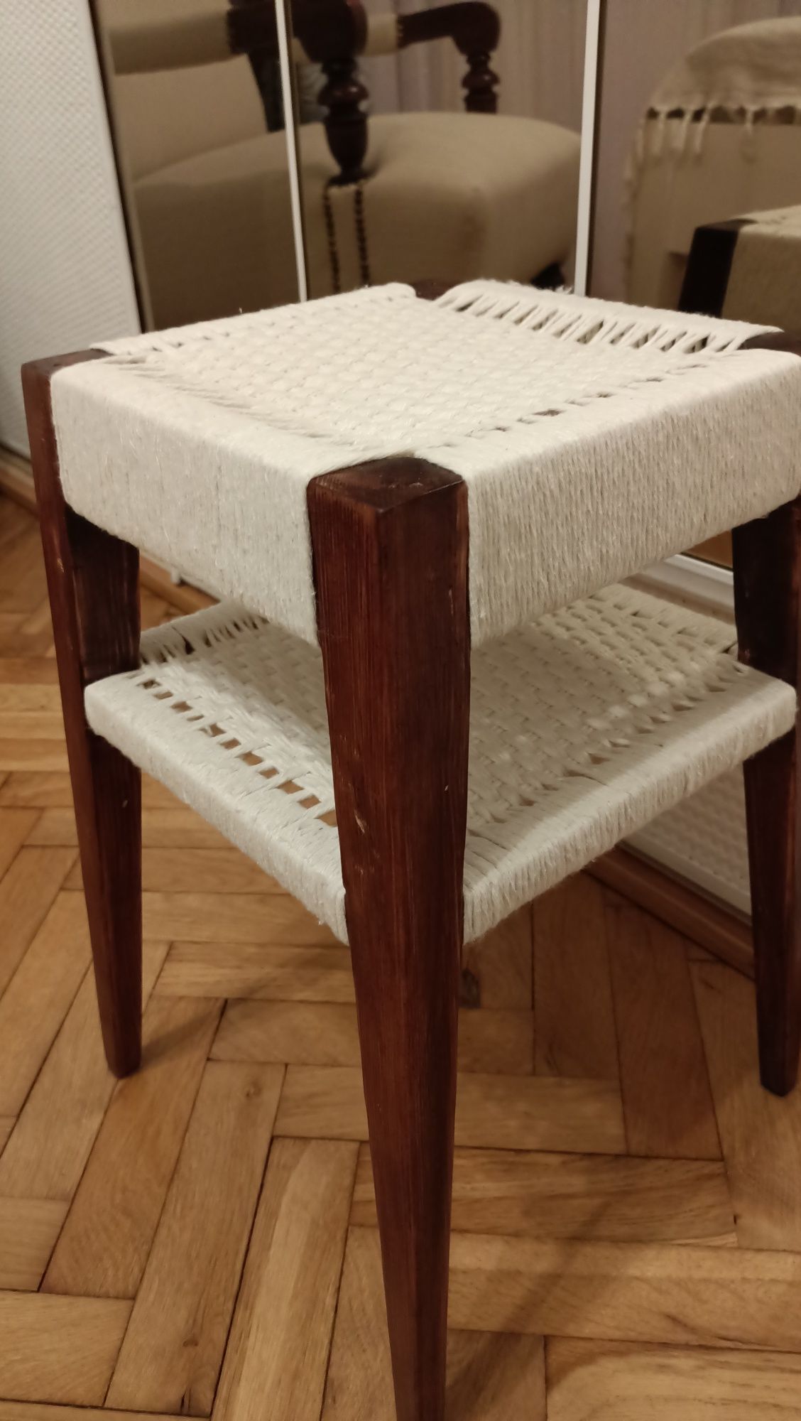 Krzesło z PRL. Mały stoliczek w stylu Boho.