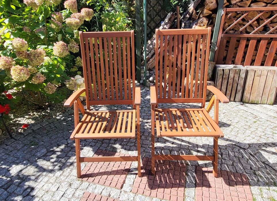 dwa drewniane krzesła -leżaki ogrodowe
