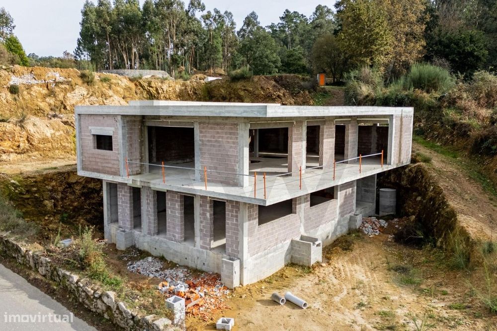 TERRENO com 2247 m2 com Projeto Aprovado para 3 Moradias T3