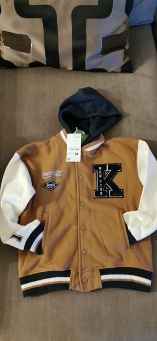 Jaqueta universitária com capuz