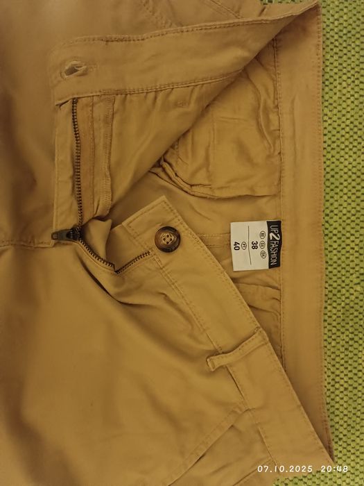 Calça de verão bege para mulher.