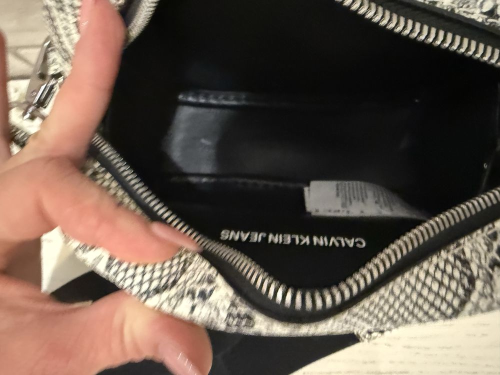 Продаю кросбоді Calvin Klein. Оригінал. Нова. Шикарно дивиться.