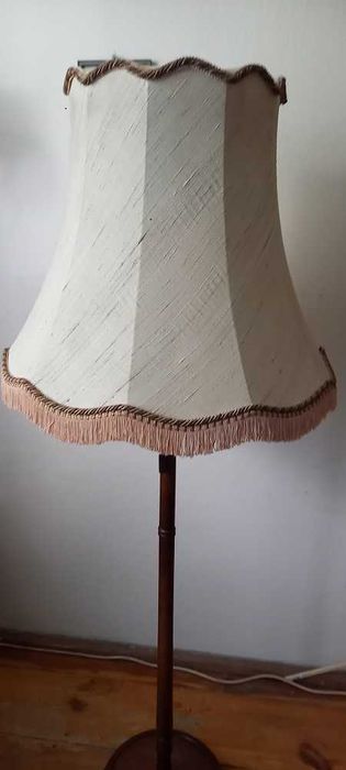 Drewniana lampa podłogowa z abażurem