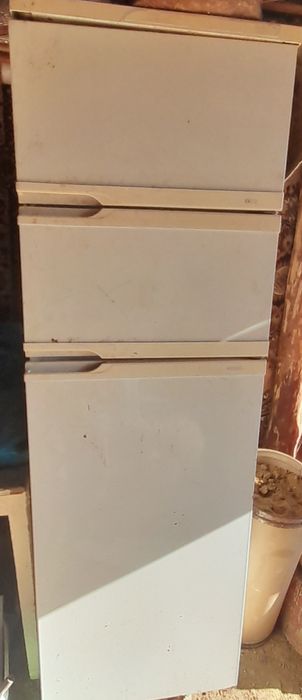 Продам двокамерний холодильний.працює.морозить.треба регулювати .дешев