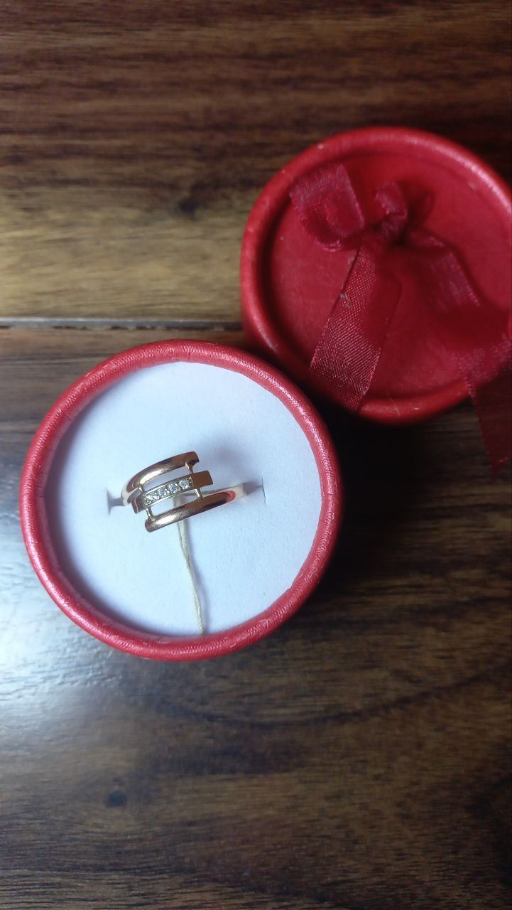 Rosyjski pierścionek z różowego złota z cyrkoniami