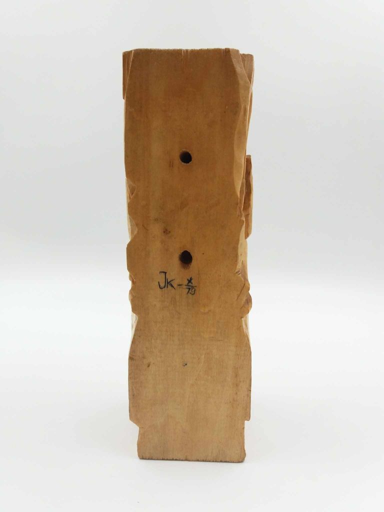 Ciekawa drewniana ręcznie wykonana rzeźba