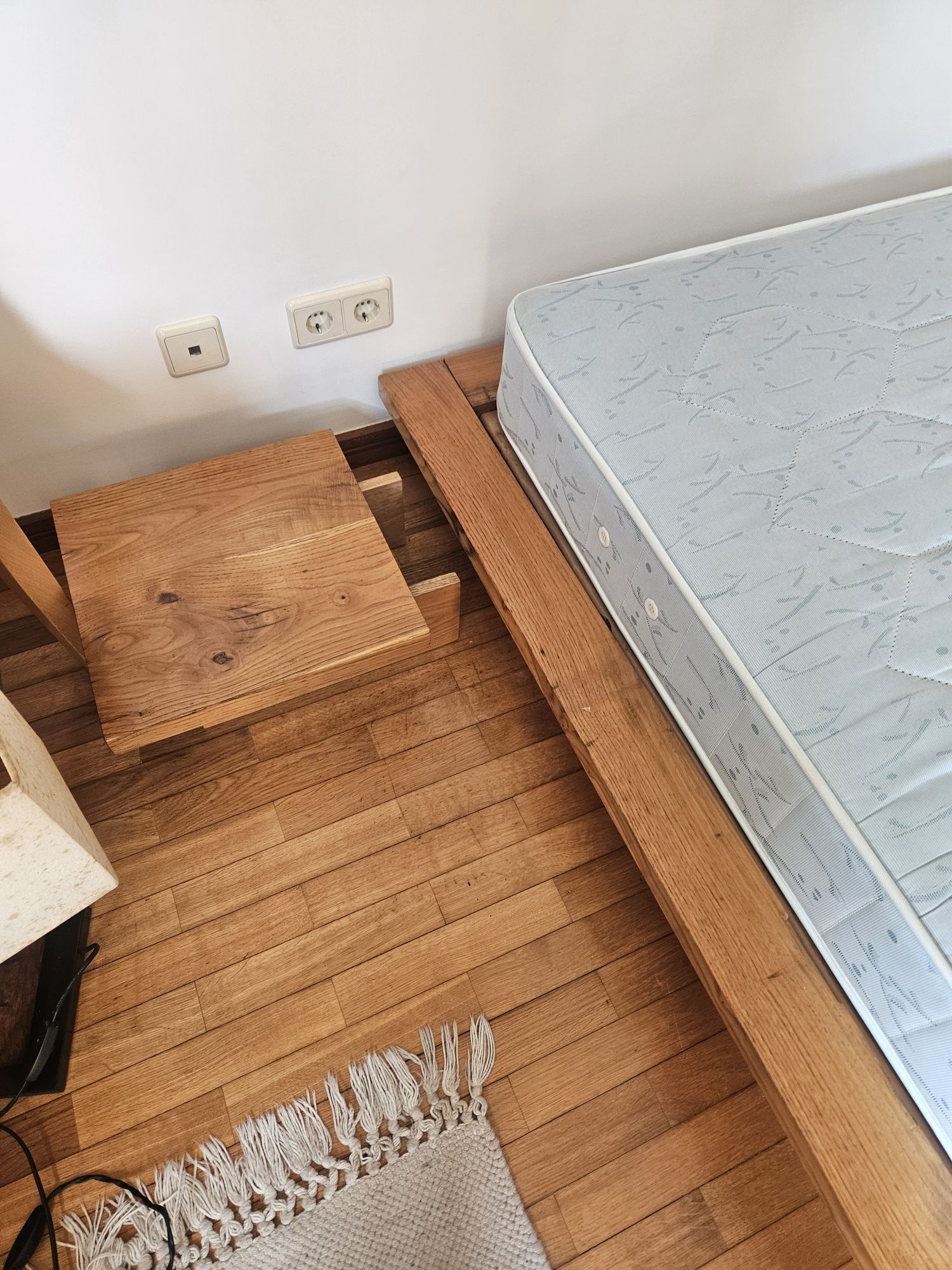 Cama de casal com colchao - madeira