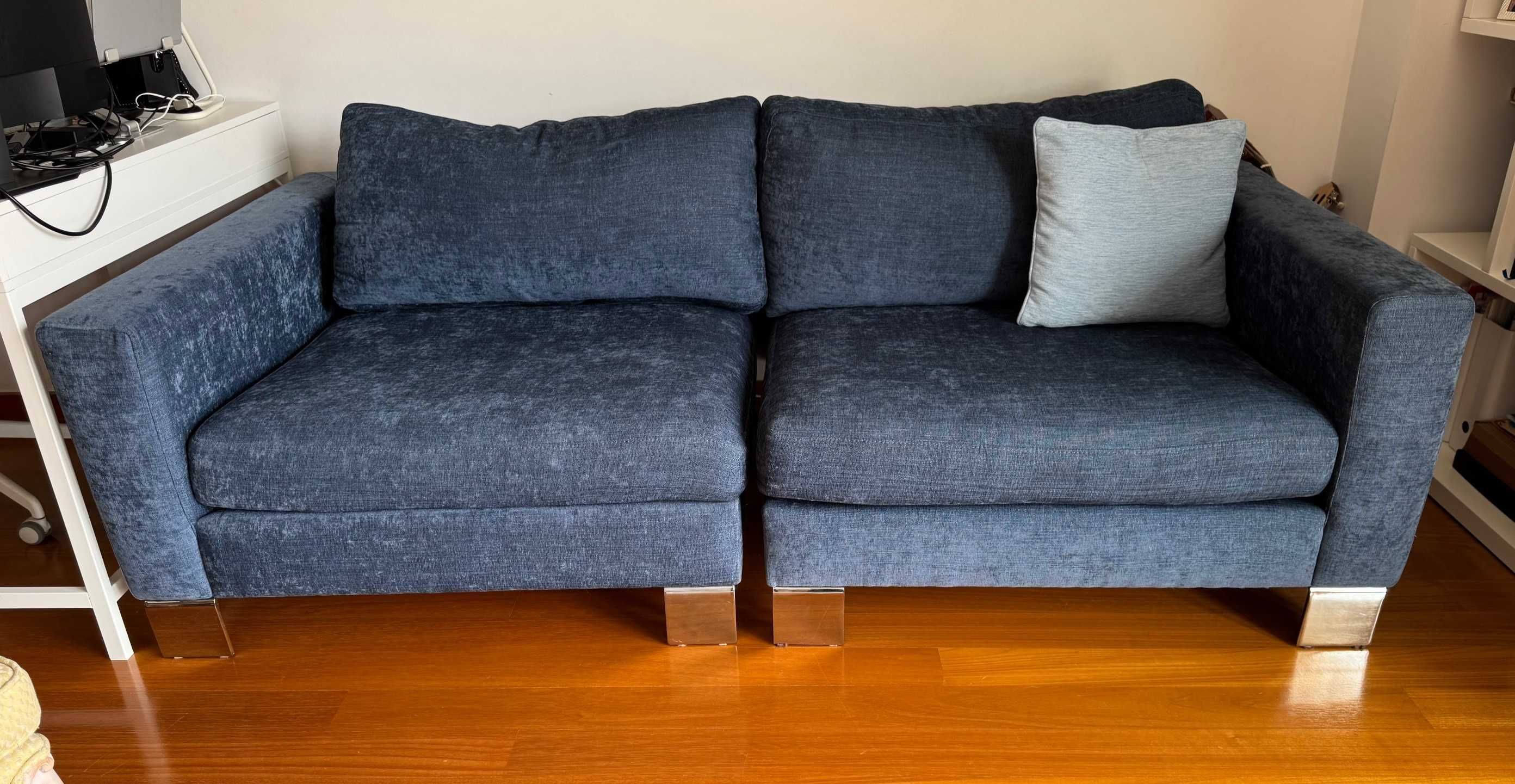 Sofa em tecido azul