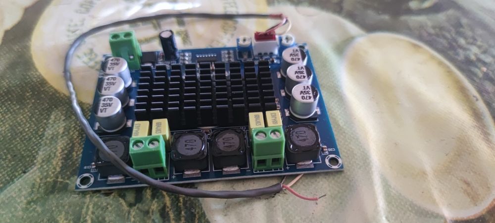 Mini amplificador 120/120w por canal boa qualidade.