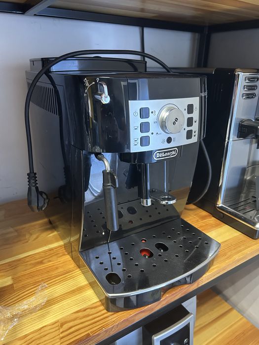 Кофеварка Кавомашина Delonghi magnifica s 22.100