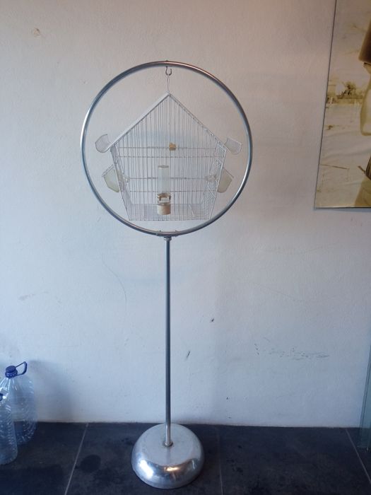 Gaiolas com tripé ou suporte