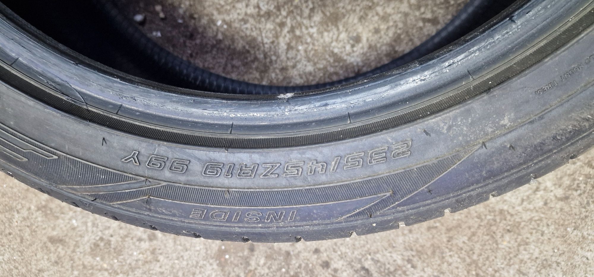 Opony letnie 235/45 R19.