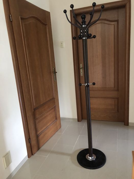 Wieszak stojący wielostopniowy z solidną podstawą