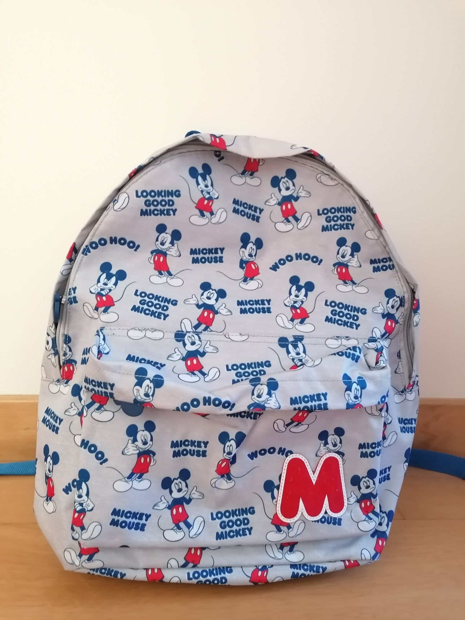 Diversas mochilas Disney e outras