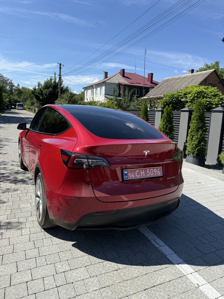 Оренда машин Tesla model Y