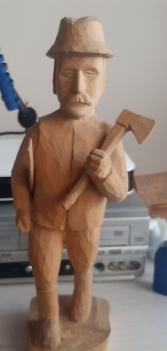 Rzeźba mężczyzny z piłą i siekierą