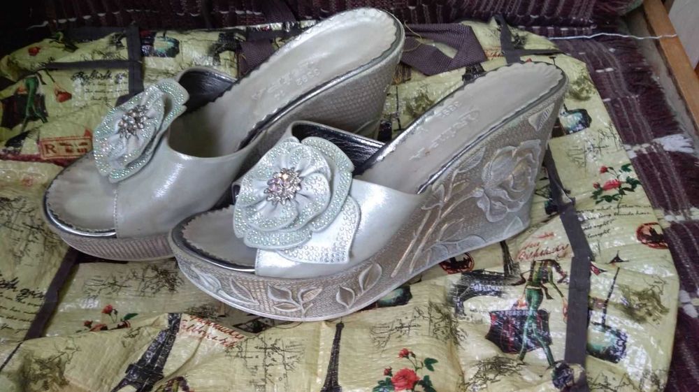 Босоніжки на платформі