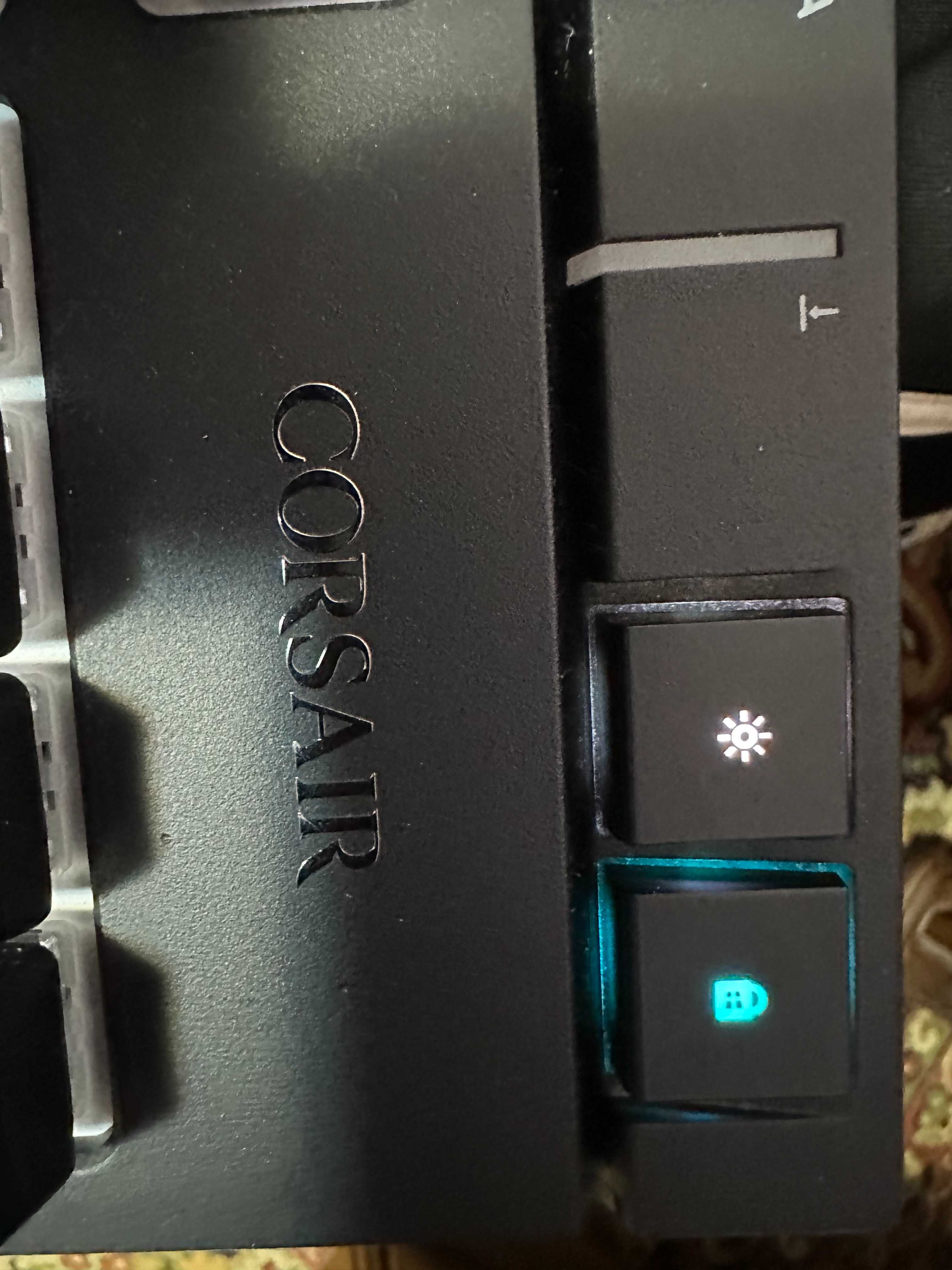 Продам механическую клавиатуру Corsair Strafe RGB