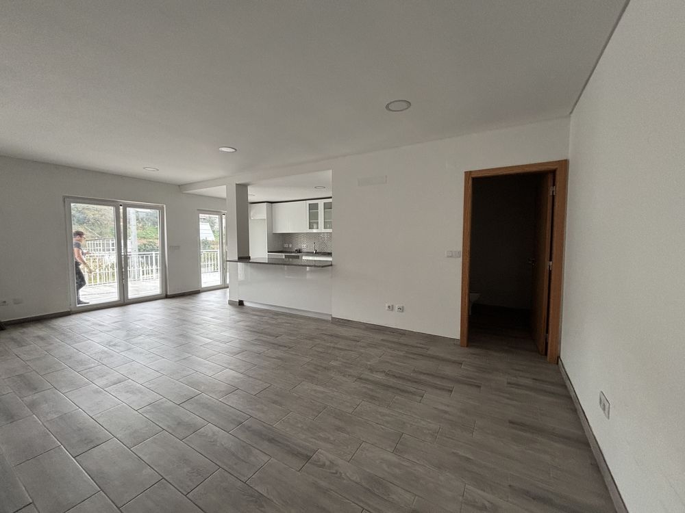 Vivenda com 3 quartos, sala, cozinha, arrecadacao, 3 casas de banho