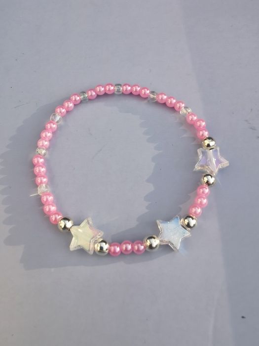 Bransoletka z koralików perłowych różowa gwiazdki