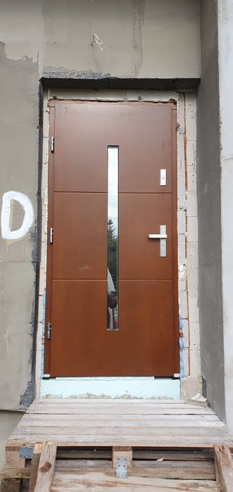 Montaz drzwi wewnętrznych i zewnętrznych. Panele laminowane