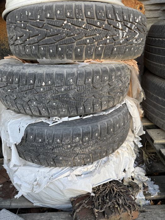 Продам комплект зимней резины 155/65 14 Nokian на дисках