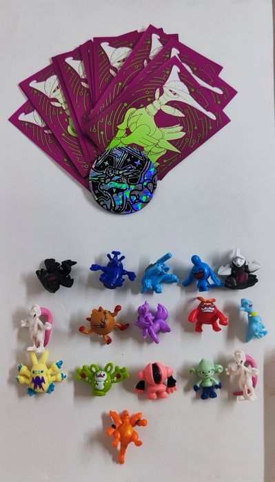 Pack Pokémon (2 Livros Pokémon Go, 5 Boosters, 15 miniaturas, Sleeves)
