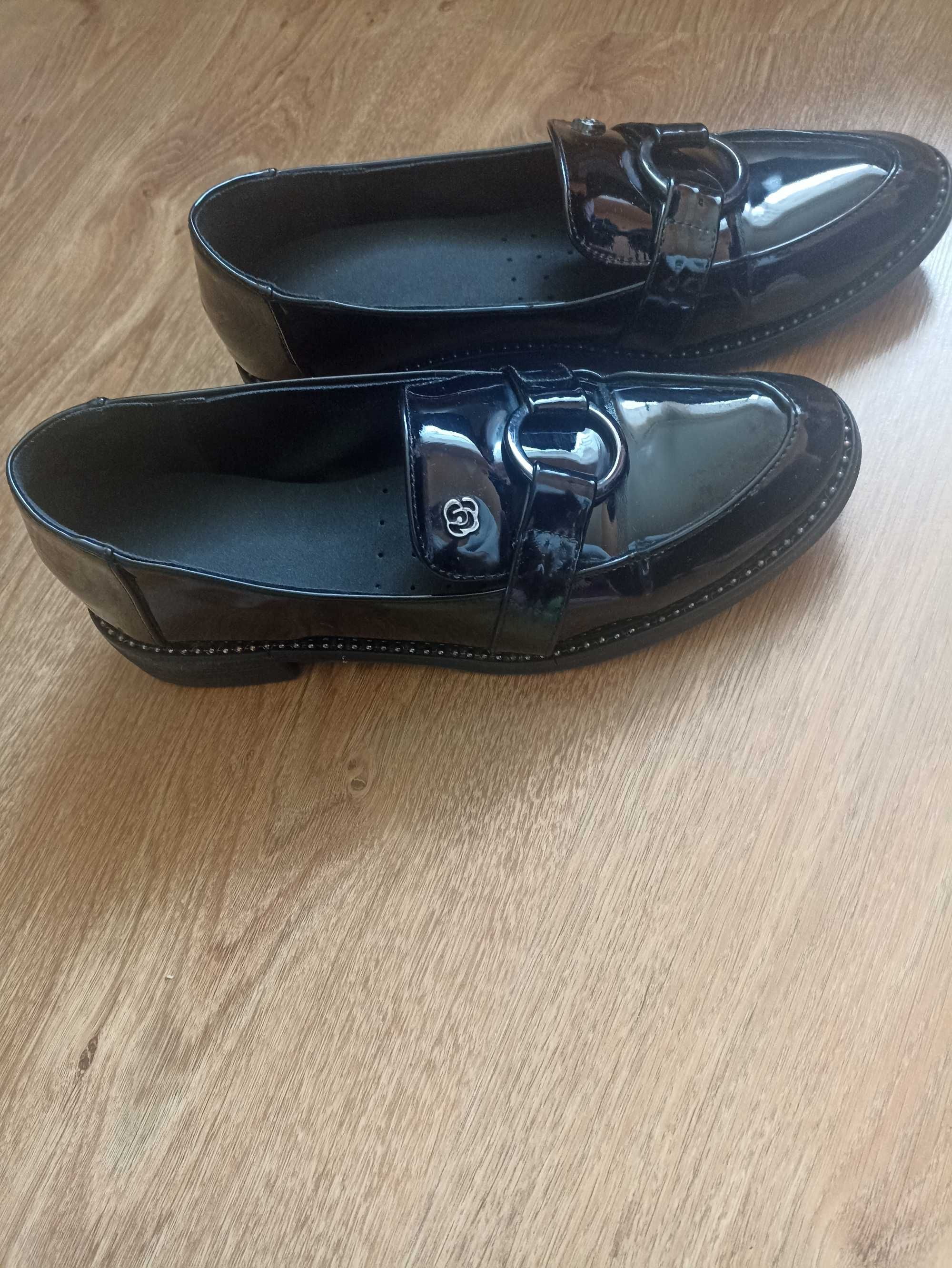 Buty damskie czarne lakierowane r. 39