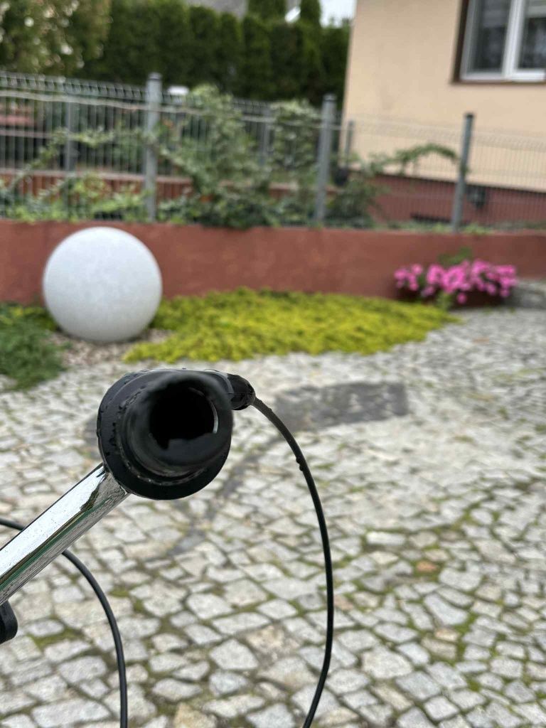 Miętowy rower z koszykiem i zapięciem