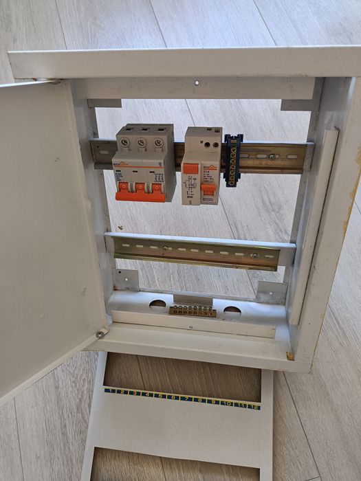 Останній! Щиток розподільчий електричний з автоматами