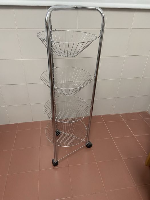 Varios cestos para colocar batatas cebolas alhos e fruta