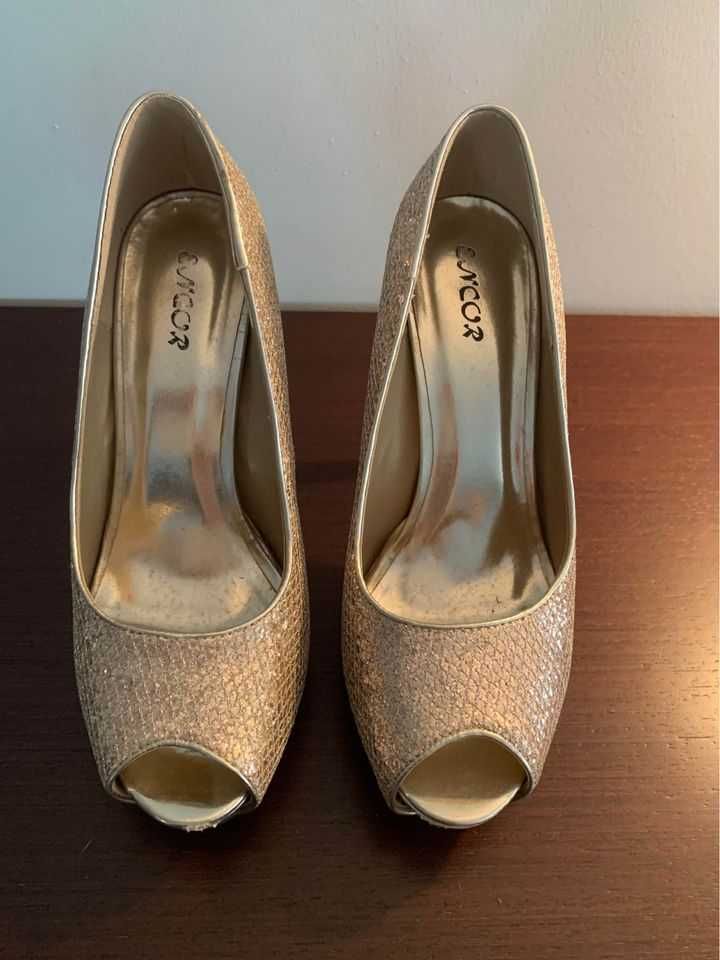Sapatos salto alto cerimónia dourados
