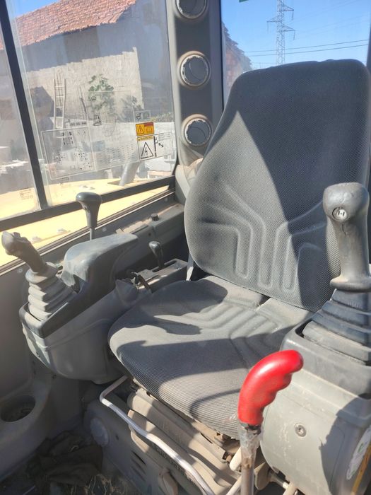 Volvo ECR 88 + pinça hidráulica