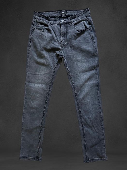 Czarne spodnie męskie.