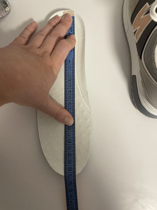 Продам новые женские кроссовки