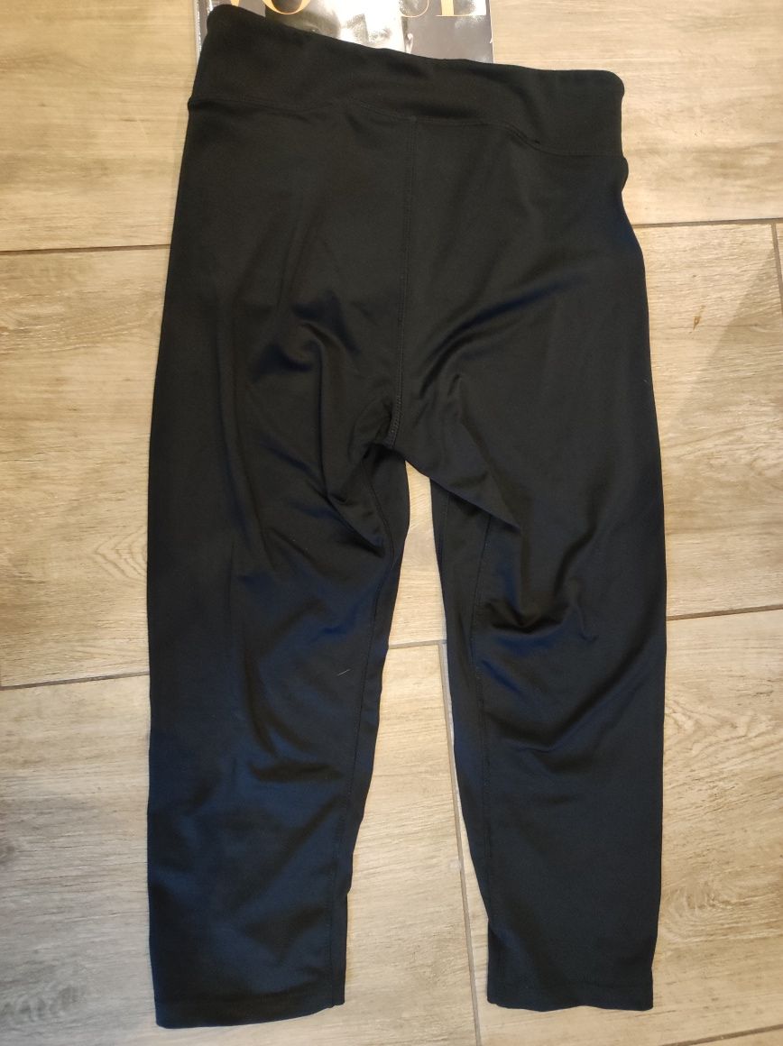 Legginsy 3/4 marki 4F. Długie kolarki sportowe.