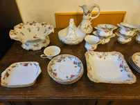 Serwis porcelanowy – różany wzór ze złoceniami (duży zestaw) CHODZIEŻ