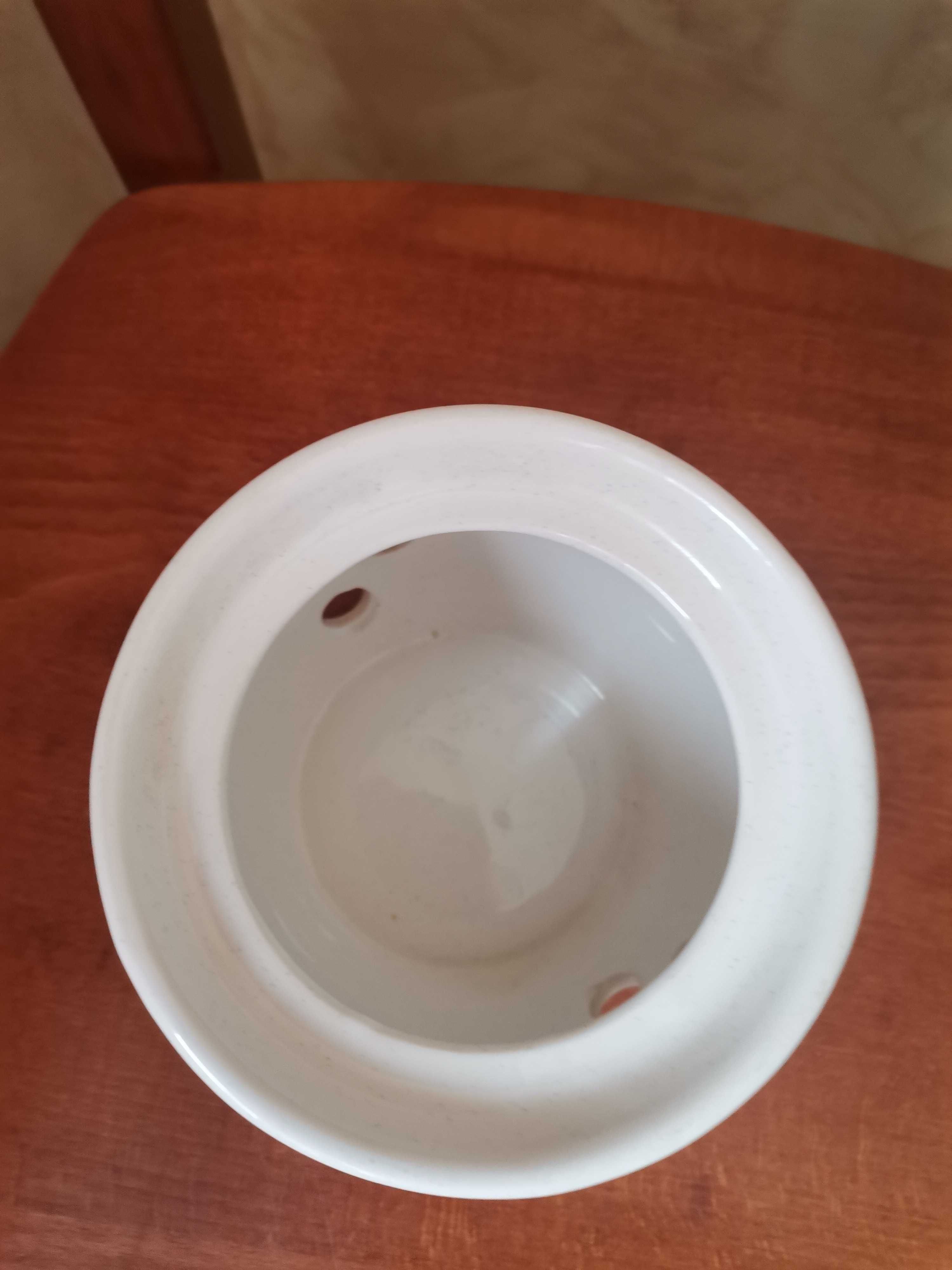 Ceramiczny pojemnik do czosnku