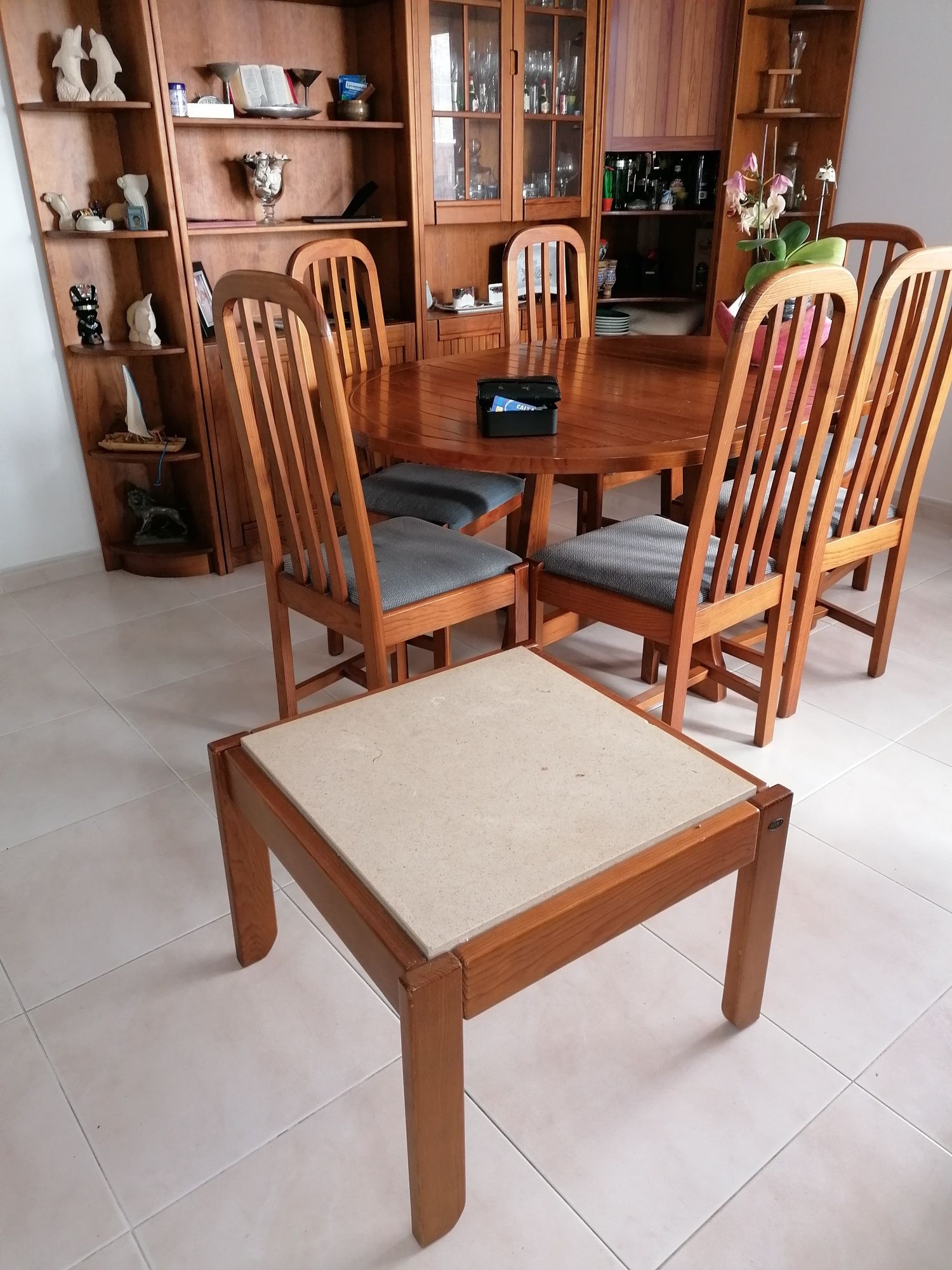 Móveis de sala de jantar,tapete e quarto