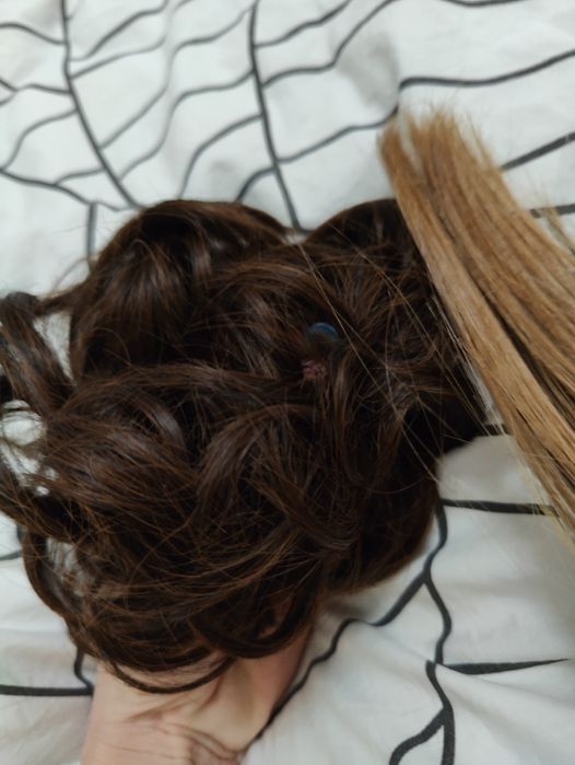 Коричневий хвилястий пучок волосся на резинці
