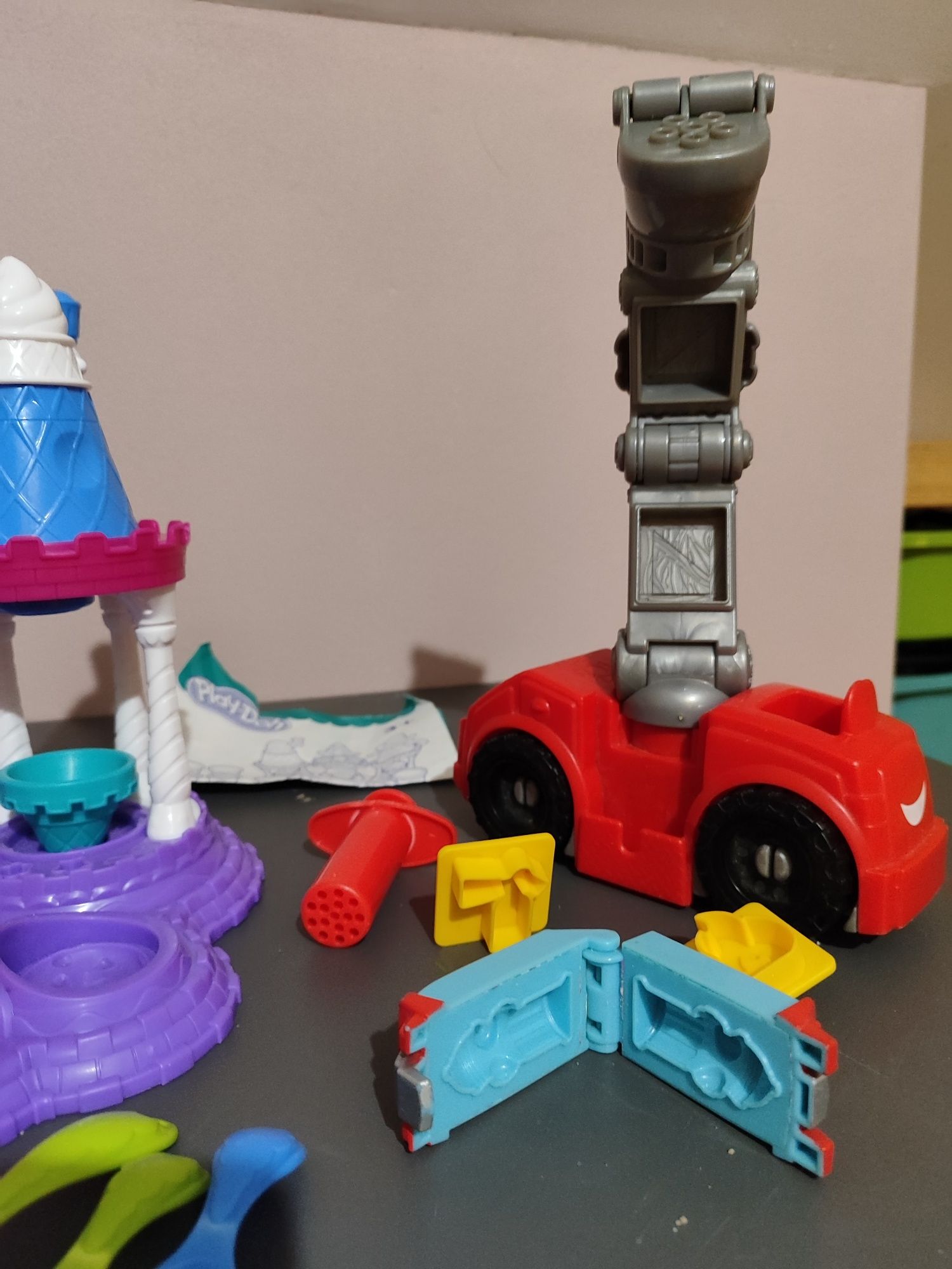 Zestaw do ciastoliny Play doh lodziarnia, wóz strażacki i dodatki