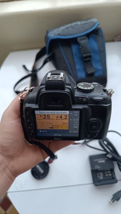 Máquina fotográfica Nikon D3000 com lente 18-55mm e bolsa bom estado