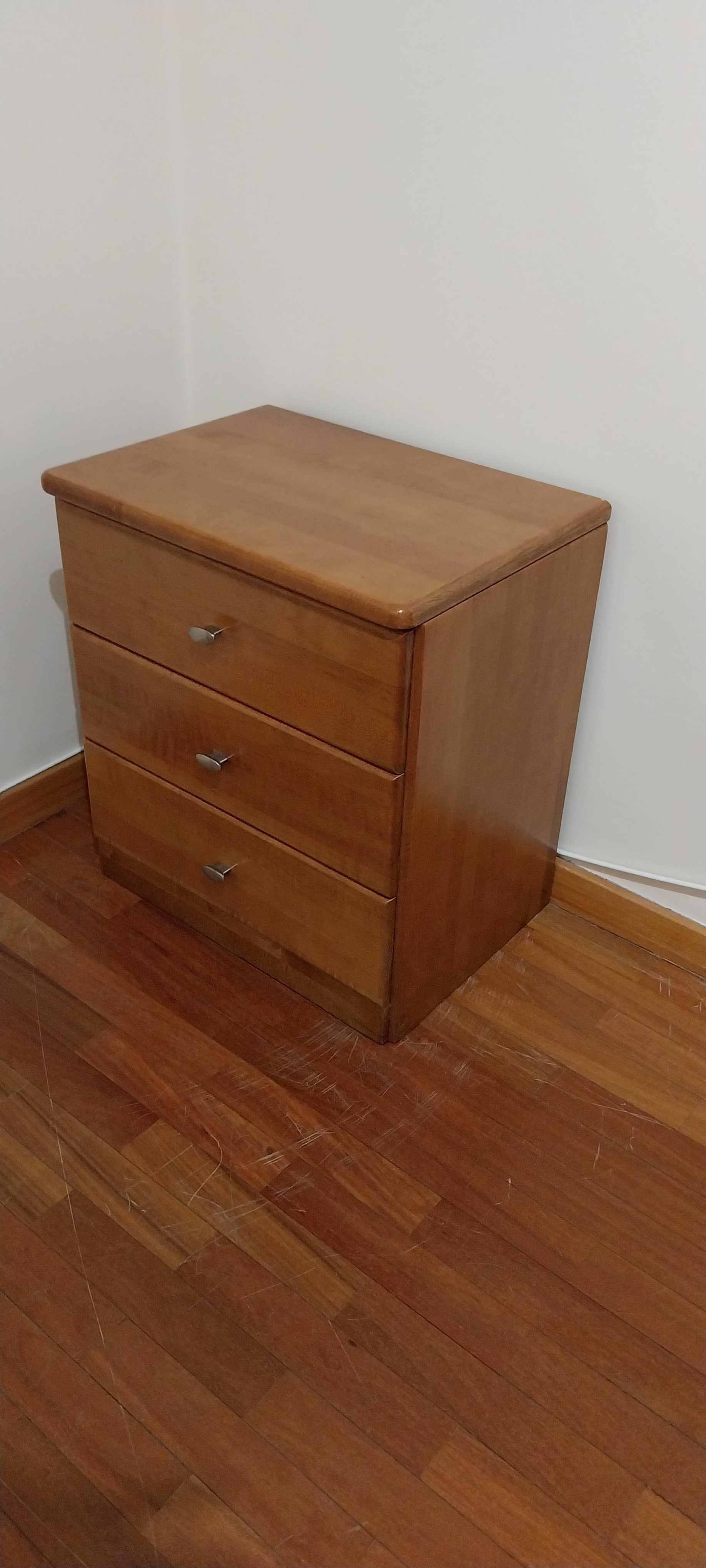 Mesa de cabeceira em cerejeira
