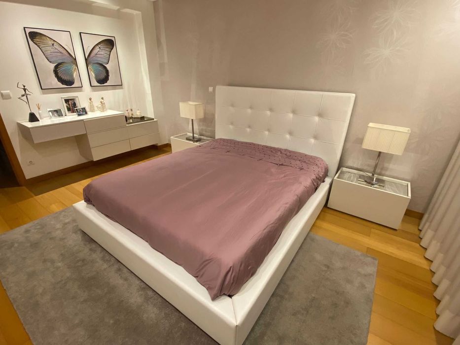 Quarto de Casal completo (cama, mesas cabeceira, consola)