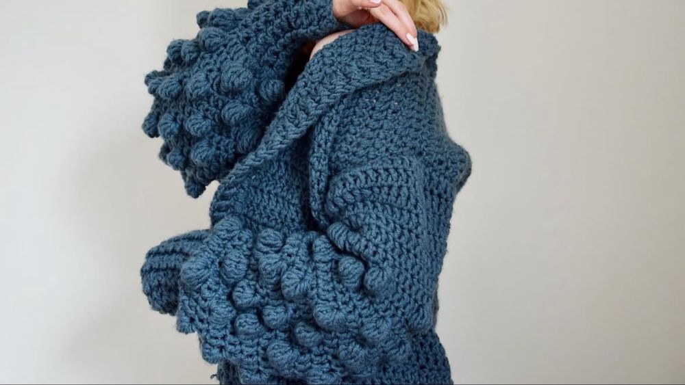 Sweter z bąbelkami handmade brudny niebieski