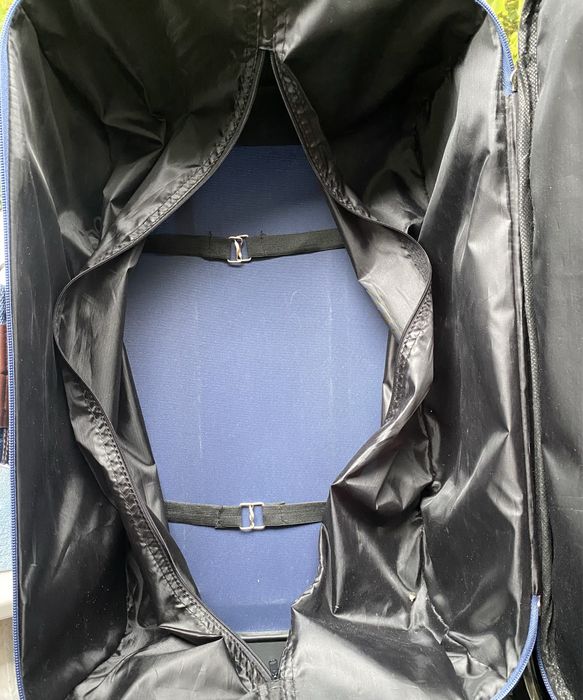 Чемодан на колесиках синий классика