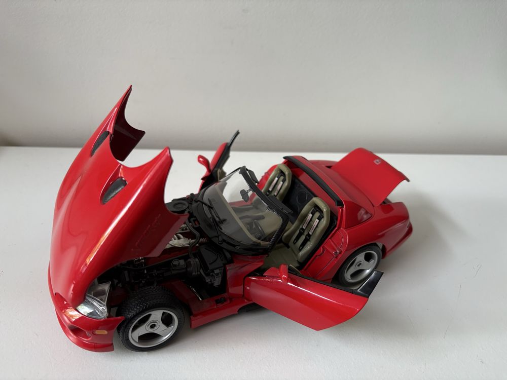 Model Dodge Viper 1:18 BBurago Burago (maisto welly)